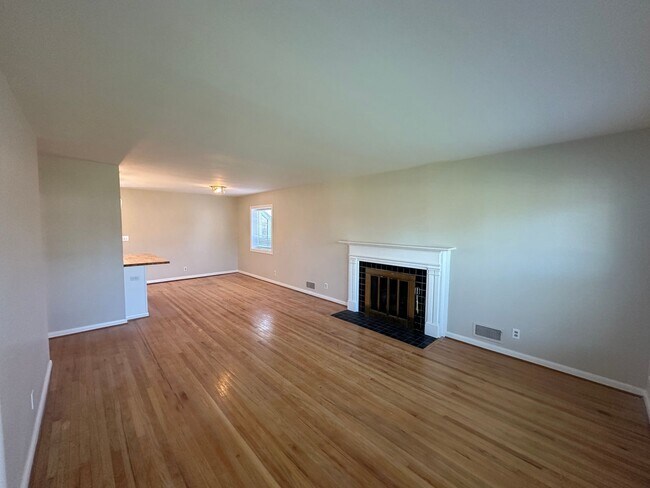Foto del edificio - 3 bedroom/1.5 bath w/basement in Woodlawn Park. Available mid June