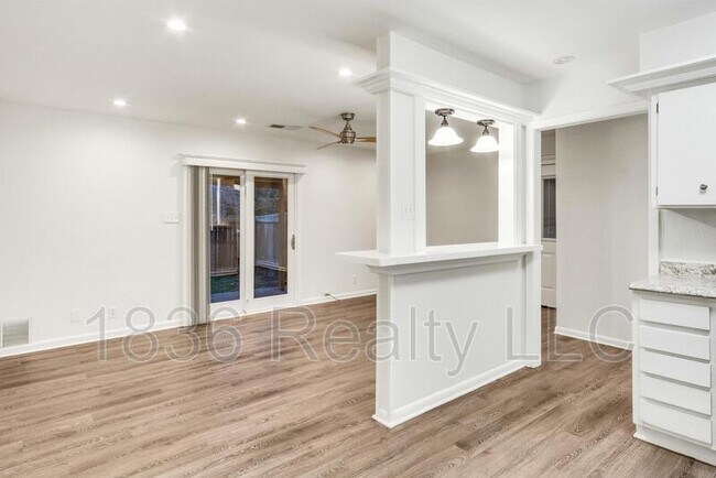 Building Photo - 2803 Skyway Cir