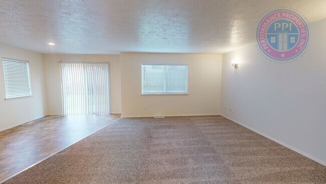 Building Photo - Two Level Cascadia Village Home with Backyard