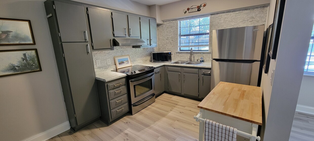 Beautifully updated kitchen w/new appliances, and modern sink - 1503 20th St NW