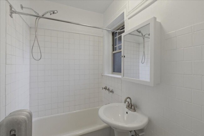 Foto del edificio - Large One Bedroom in Andersonville