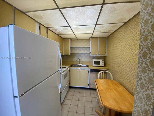 Building Photo - 4675 W 18th Ct