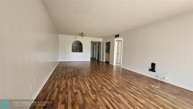Foto del edificio - 16171 Blatt Blvd