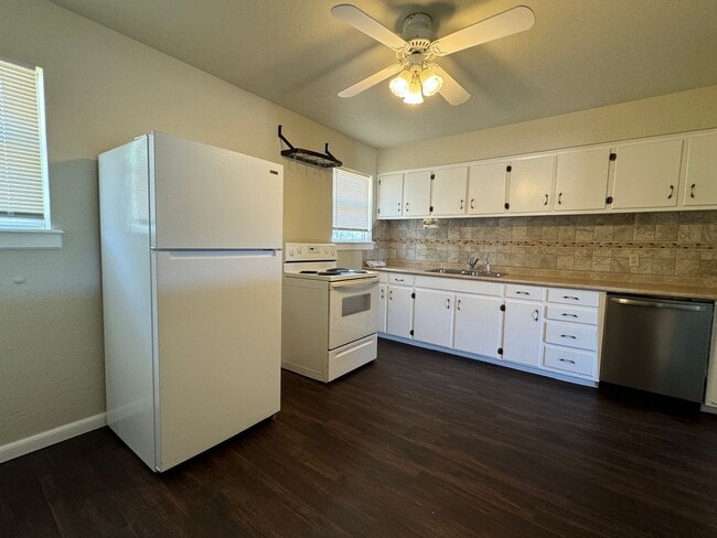 Foto del edificio - 5407 NW Kinyon- COMING SOON!