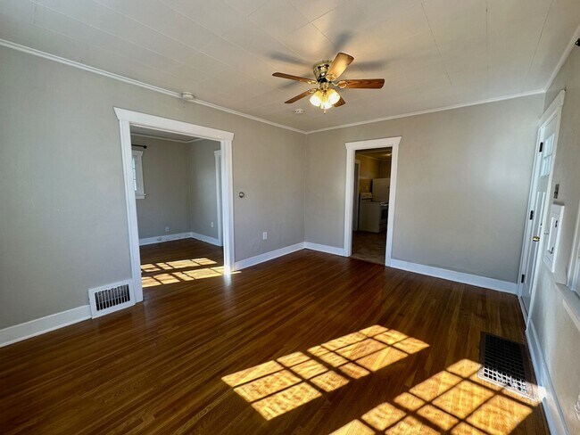 Foto del edificio - Ideally Located and Updated 3 Bed 1 Bath Spokane Home w/ Large Detached Garage/Shop Near Garland ...