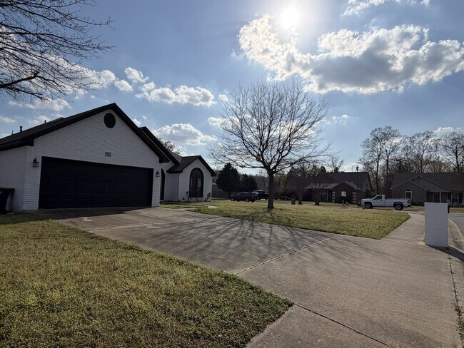 Building Photo - 11 Lakeview Ln