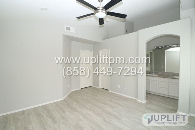 Building Photo - 3 Bed, 2.5 bath Condo w/ Central HVAC, Lau...