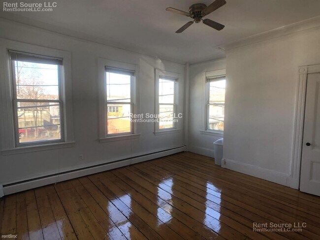 Foto del edificio - 1 br, 1 bath House - 102 Pearl St