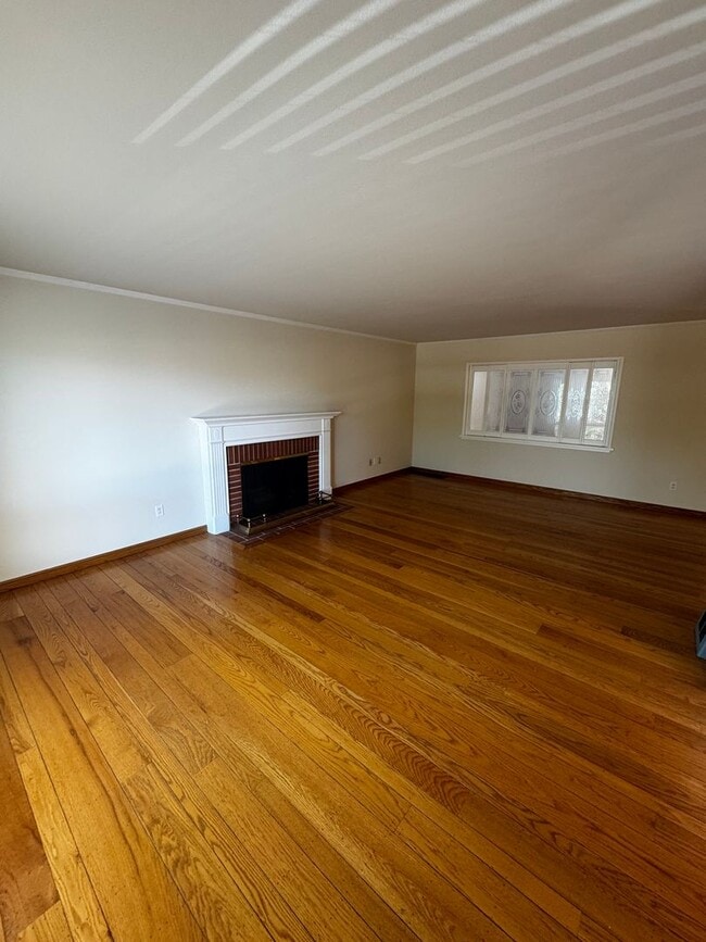 Building Photo - Charming Home in Coveted Baywood Neighborh...