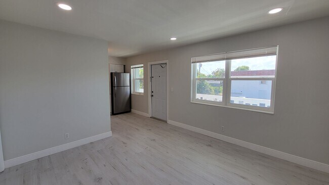 Foto del edificio - Remodeled  One Bed One Bath Close to the B...