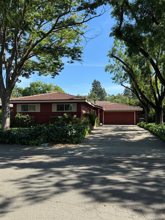 Building Photo - 1214 Cornell Dr