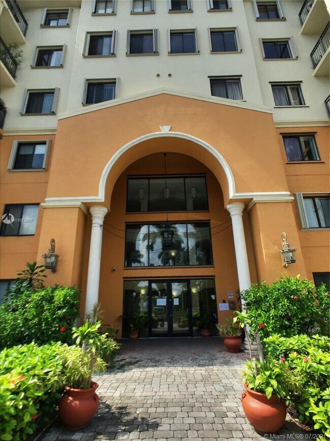 Building Photo - 9300 Fontainebleau Blvd