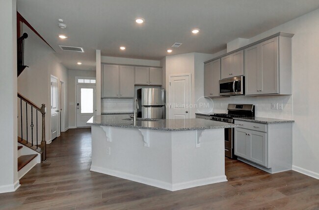 Building Photo - Beautiful 3 Bedroom/2.5 Bath Townhome in C...