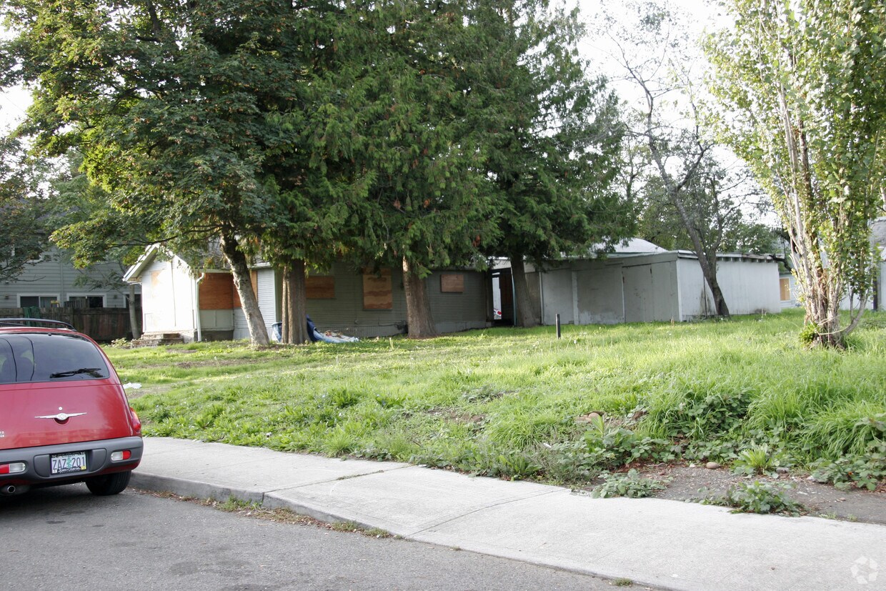 Building Photo - 12011 SE Ankeny St