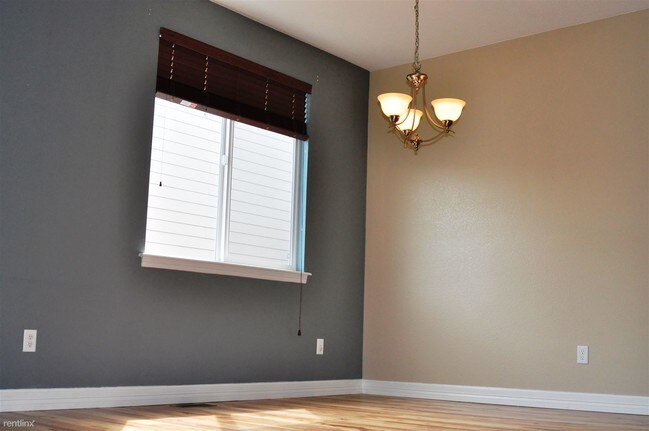 Building Photo - 927 Saddlebrook Ln