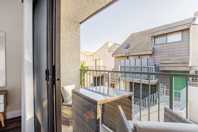 Building Photo - 746 N Eucalyptus Ave