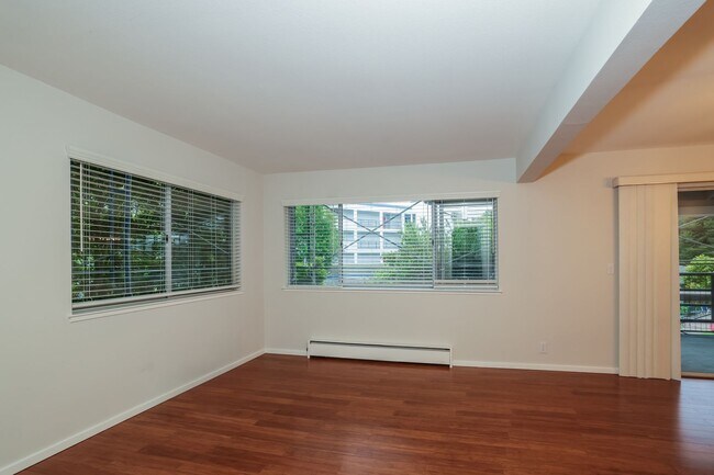 Foto del edificio - 2 Bedroom Condo in Highly Desirable Richmond Marina Bay!