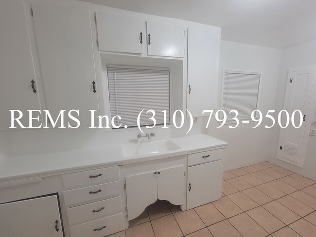 Building Photo - Front House with Garage Parking and Laundry Hookups