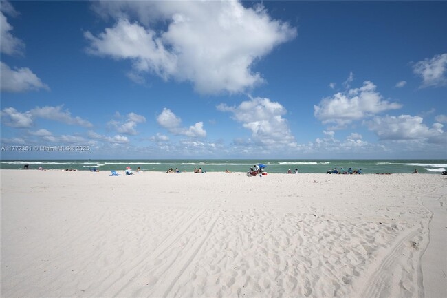 Foto del edificio - 7832 Collins Ave