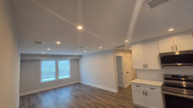 Building Photo - 25 Bouton St