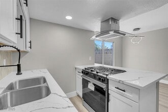 Building Photo - 456 Sellers Pl