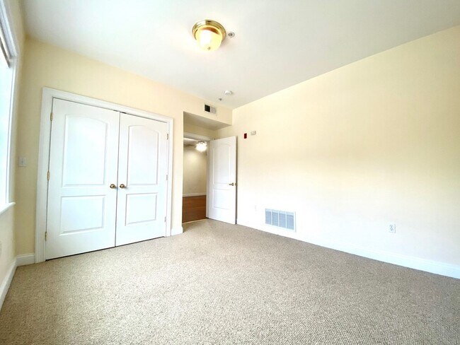 Building Photo - 653 Bennington St