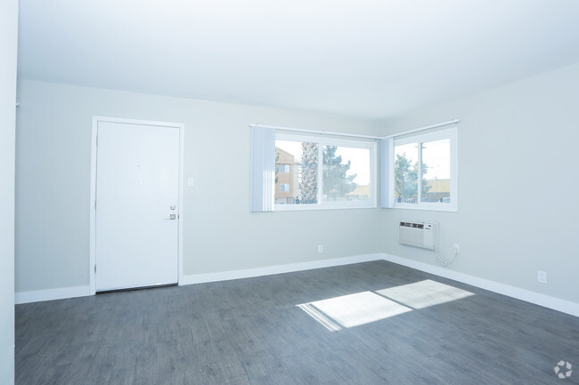 1BR, 1BA - 574 SF End Unit Living Room - City Light Apartments