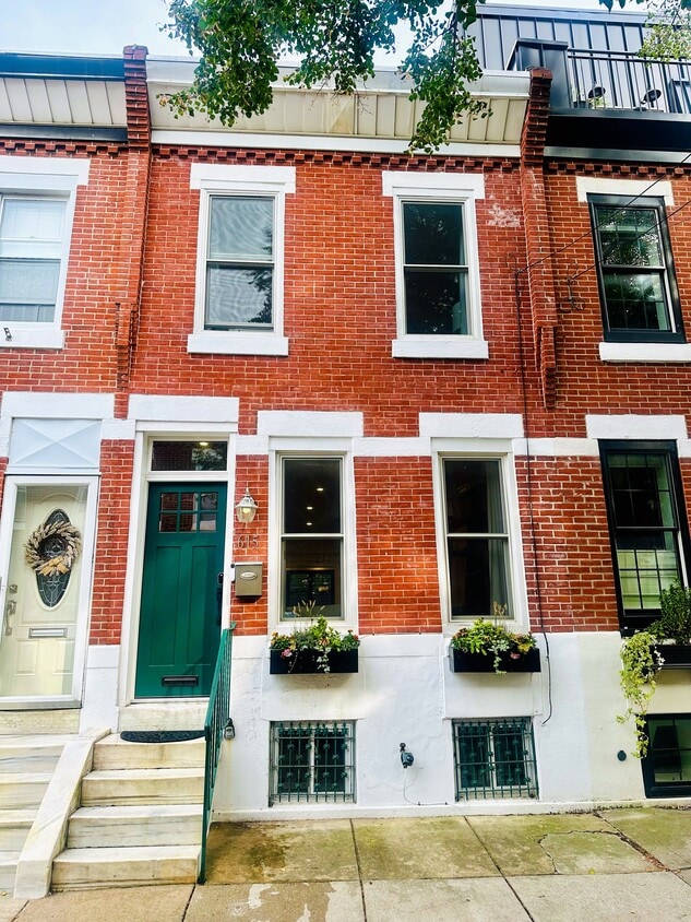 Frente de la casa con jardineras gestionadas profesionalmente y con riego automático. - 615 S Bambrey St