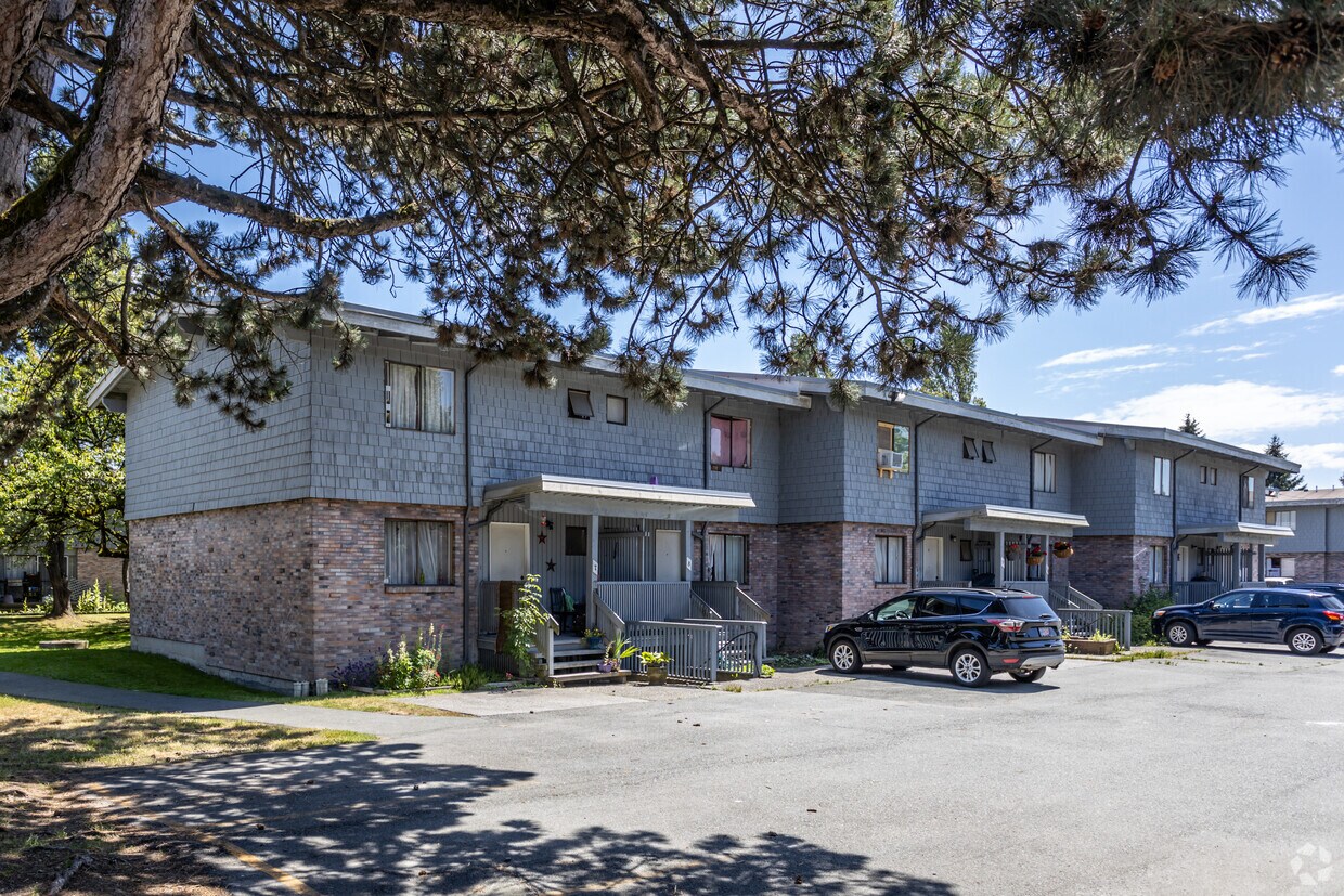 Primary Photo - Country Squire Apartments
