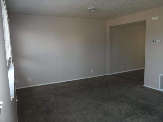 Building Photo - Orchard St Triplex