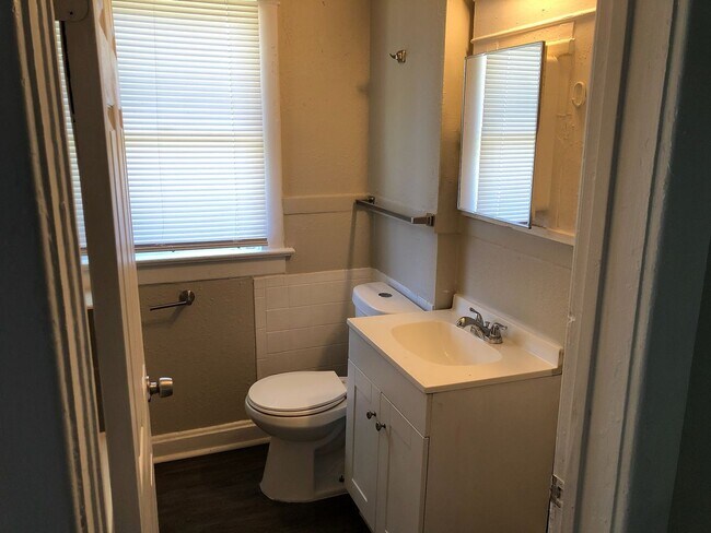 Building Photo - 3933 Chestnut Ave | $1,150 | 3 BR 1 Bath