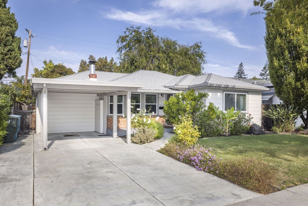 Primary Photo - Lovingly Maintained 3 Bed, 1.5 Bath Home I...