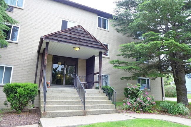 Building Photo - 120 Foxwood Rd