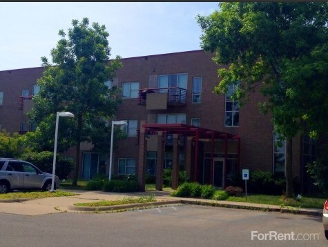 Foto principal - 5910 W Lincoln Way