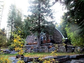 Building Photo - 878 Lake Dr