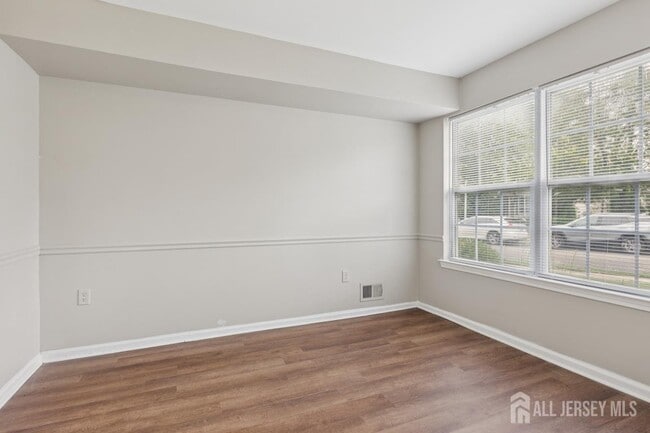 Building Photo - 121 Giera Ct