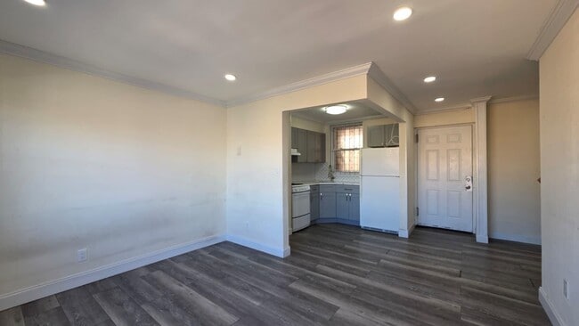 Building Photo - 502 26th St