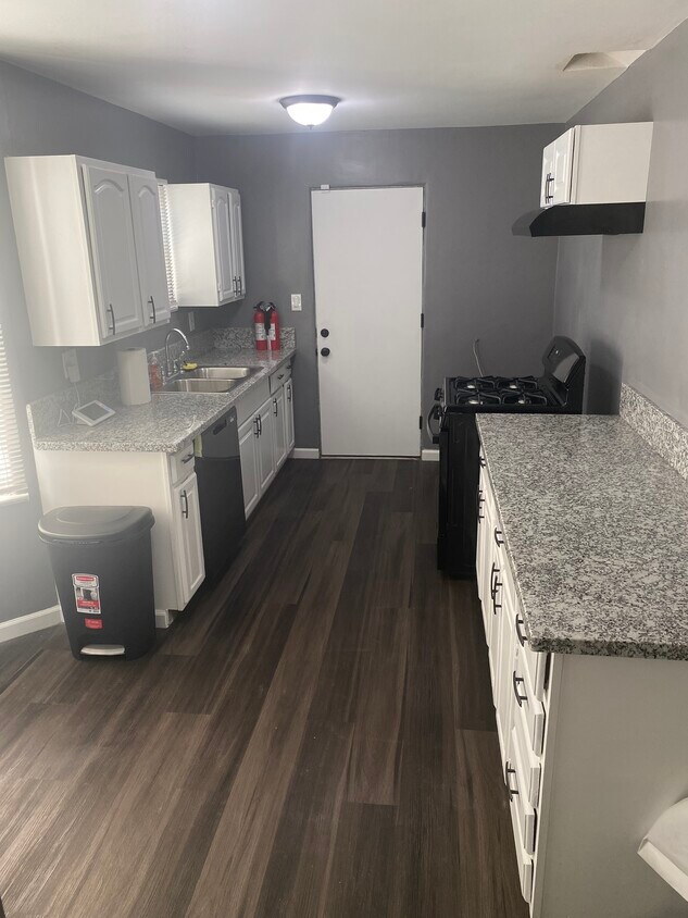 Kitchen - 514 Ray St