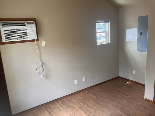 Building Photo - 111 E Cottonwood Dr