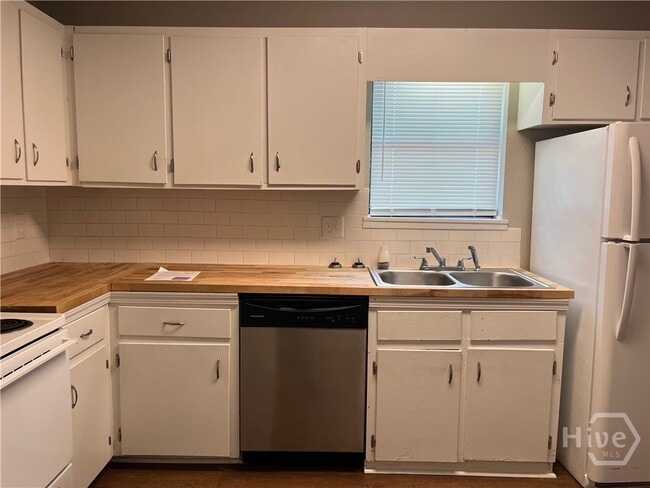 Foto del edificio - 120 Pinehurst Ct