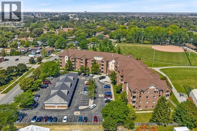 Building Photo - 3160 Wildwood Dr