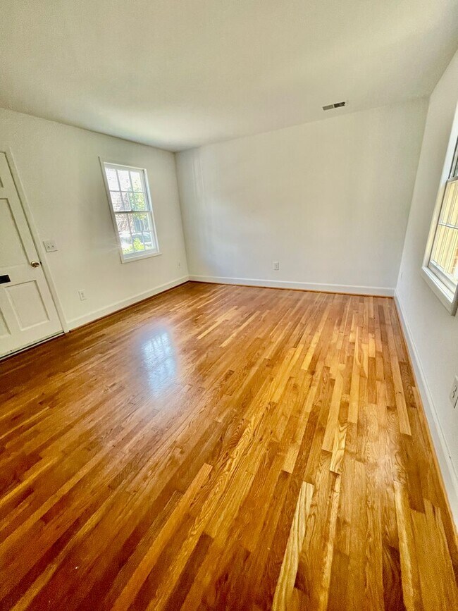 Foto del edificio - Charming Three Bedroom Home in the Heart o...