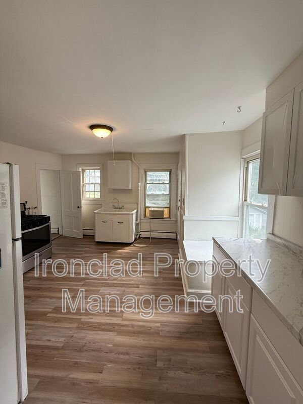 Building Photo - 291 Spruce St