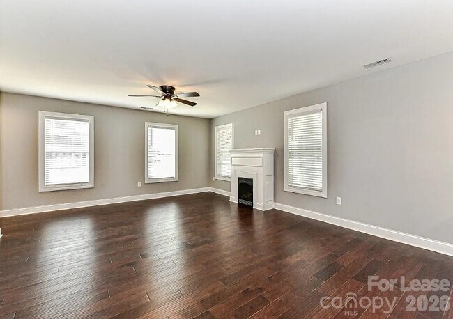 Foto del edificio - 704 N Main St