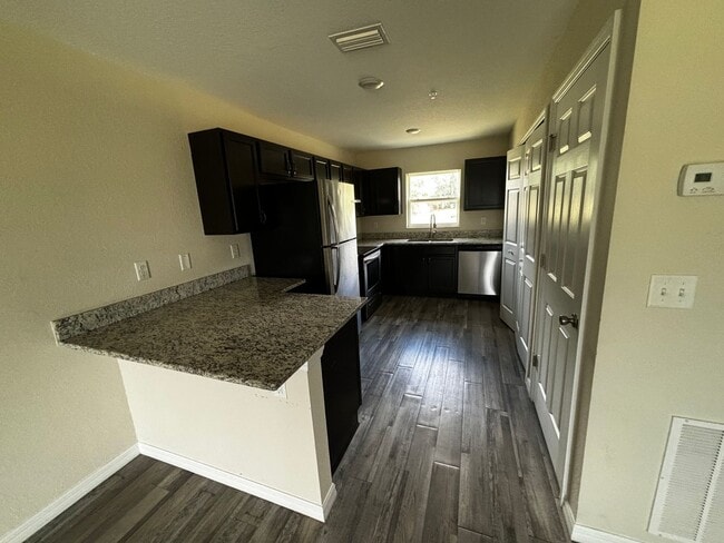 Building Photo - 2/2 Quad End Unit - SE Ocala