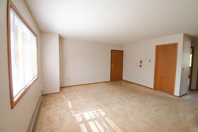 Building Photo - Upstairs condo with garage space in great NW location!