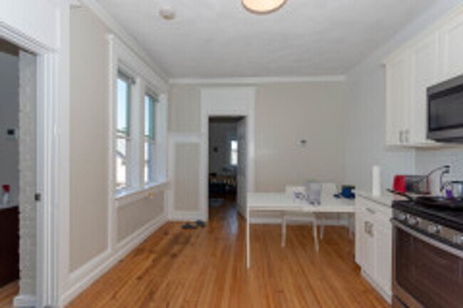 Foto del edificio - ALLSTON 3.5 Bed 2 Bath - Available NOW  (NO BROKER FEE)