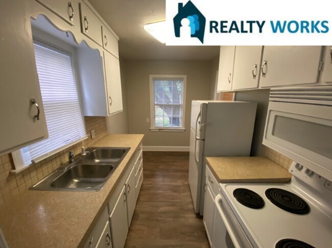 Building Photo - Adorable 2 bed House!