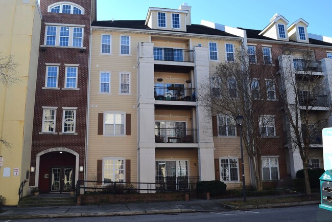 Building Photo - Conveniently located Condo