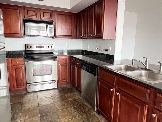 Building Photo - 7575 Kirby Dr
